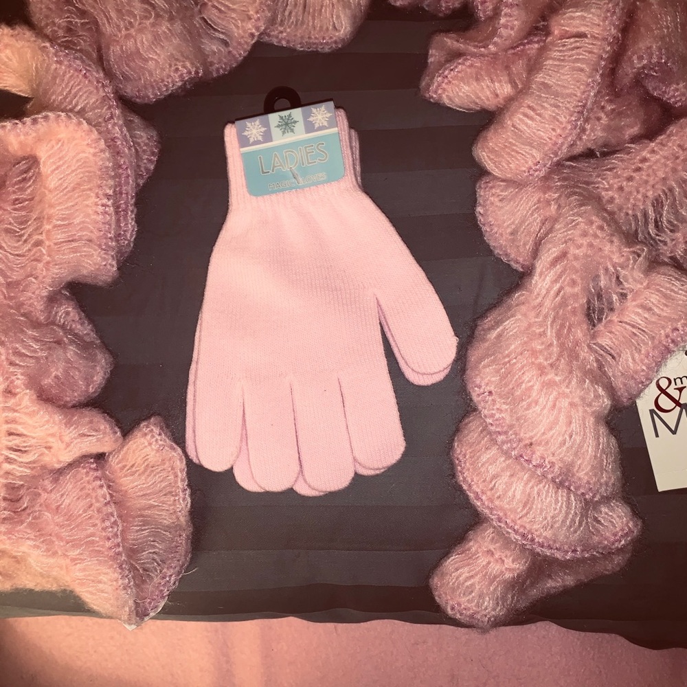 𝑀𝑎𝑑𝑖𝑠𝑜𝑛 & 𝑀𝑎𝑥 𝑅𝑢𝑓𝑓𝑙𝑒𝑑 𝑆𝑐𝑎𝑟𝑓 - Picture 2 of 6